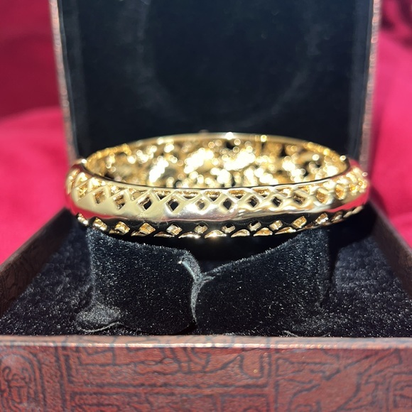 CRYSTAL & ENAMEL FLOWER GOLD TONE BANGLE BRACELET - Picture 6 of 8